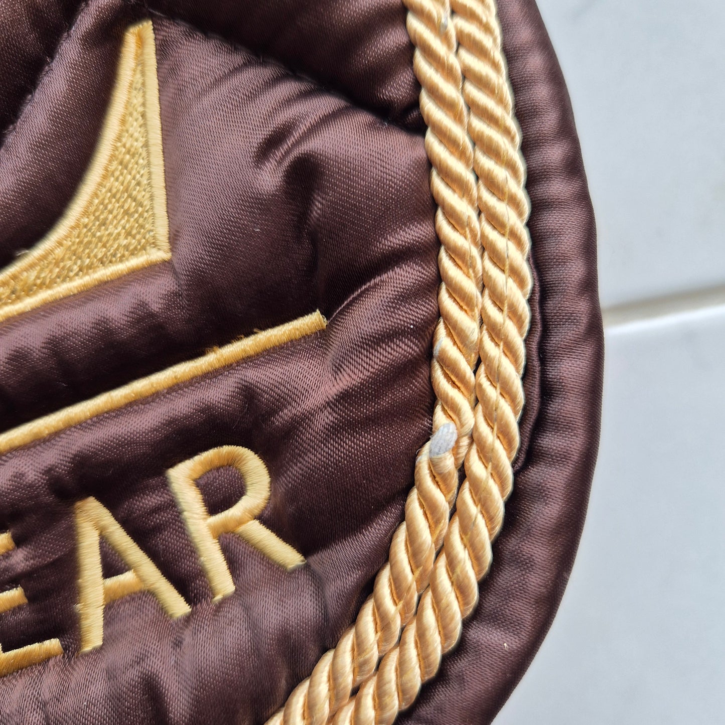 Les imparfaits : Ensemble tapis + bonnet Alexandra Ledermann chocolat et doré