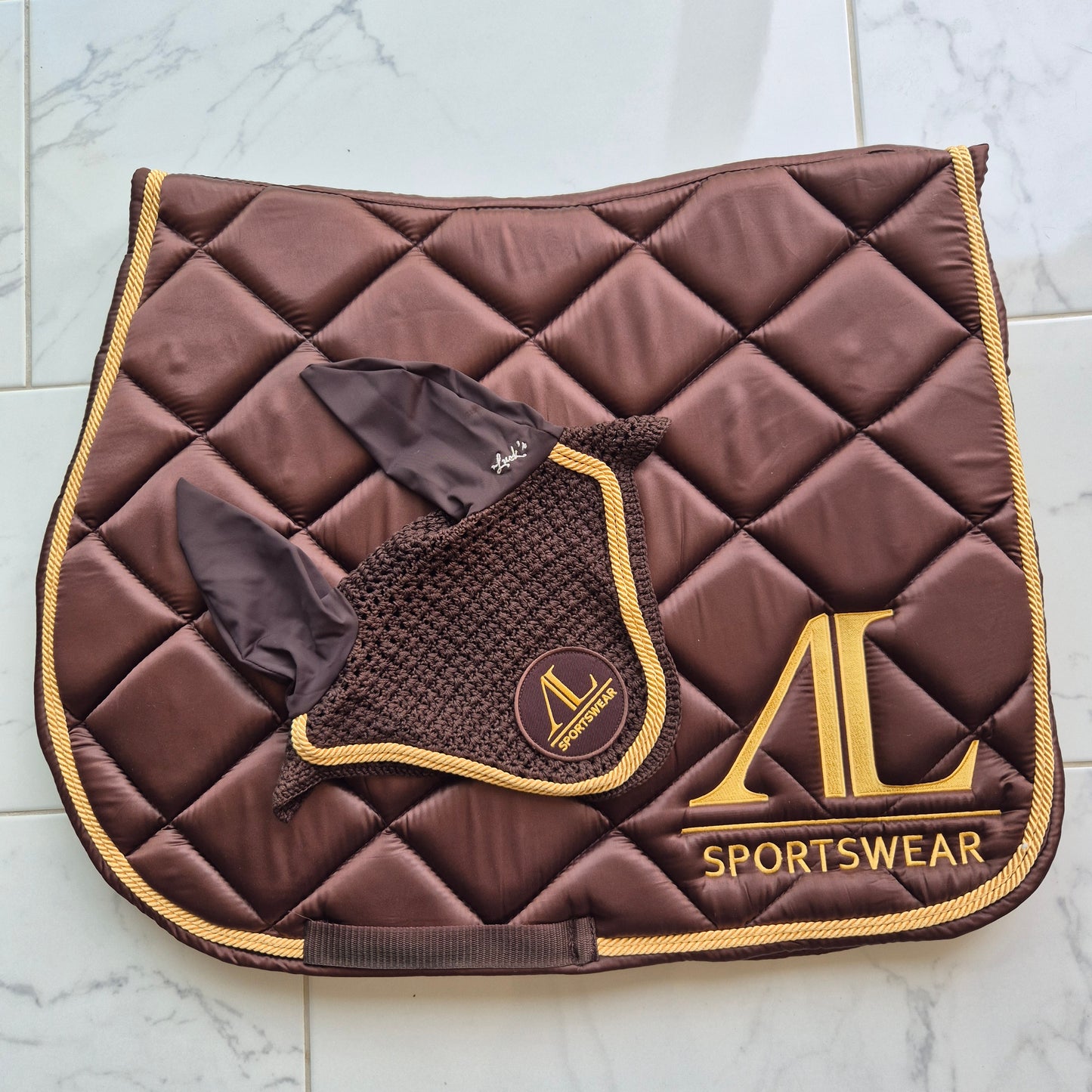Les imparfaits : Ensemble tapis + bonnet Alexandra Ledermann chocolat et doré