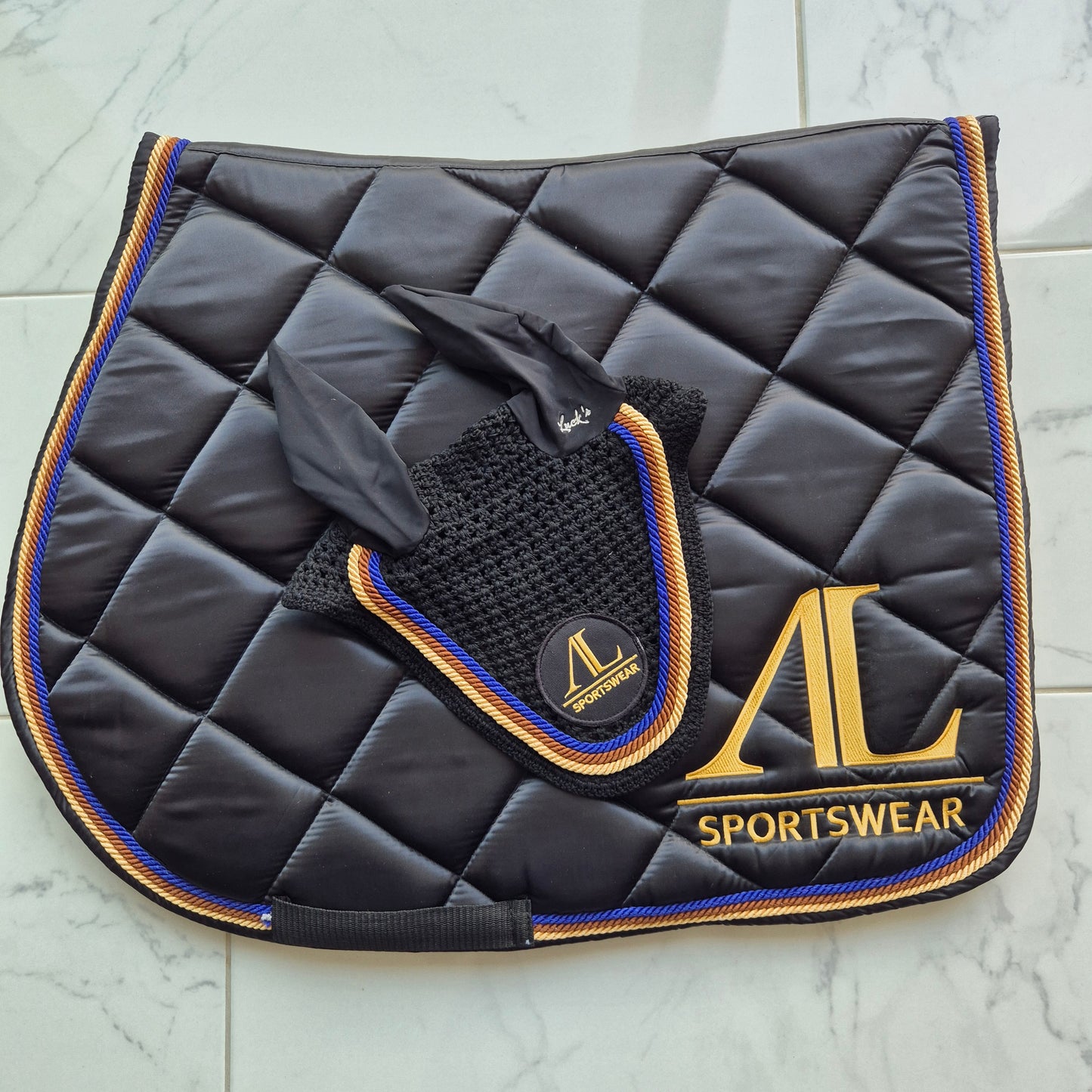 Les imparfaits : Ensemble tapis + bonnet Alexandra Ledermann noir, doré et bleu