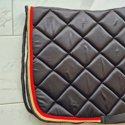 Les imparfaits : Ensemble tapis + bonnet Alexandra Ledermann noir, rouge et doré