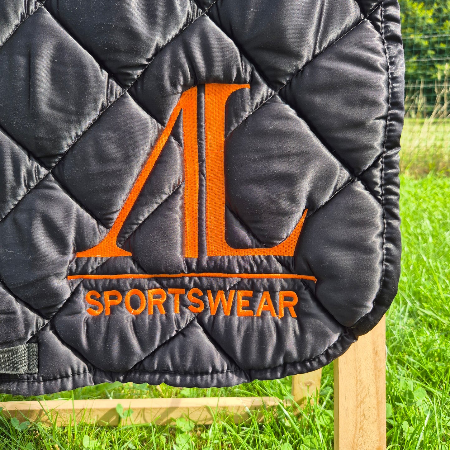 Occasion : Tapis Alexandra Ledermann noir orange